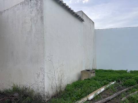 Moradia Rústica Geminada, com terreno e vista mar.