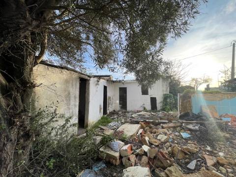 Moradia Rústica Geminada, com terreno e vista mar.