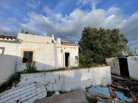 Moradia Rústica Geminada, com terreno e vista mar.