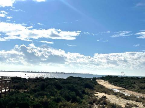 Moradia Rústica Geminada, com terreno e vista mar.