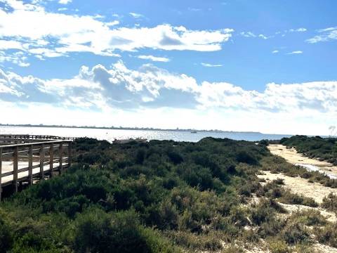 Moradia Rústica Geminada, com terreno e vista mar.