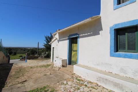 MORADIA PARA RECUPERAR, MONCARAPACHO E FUSETA