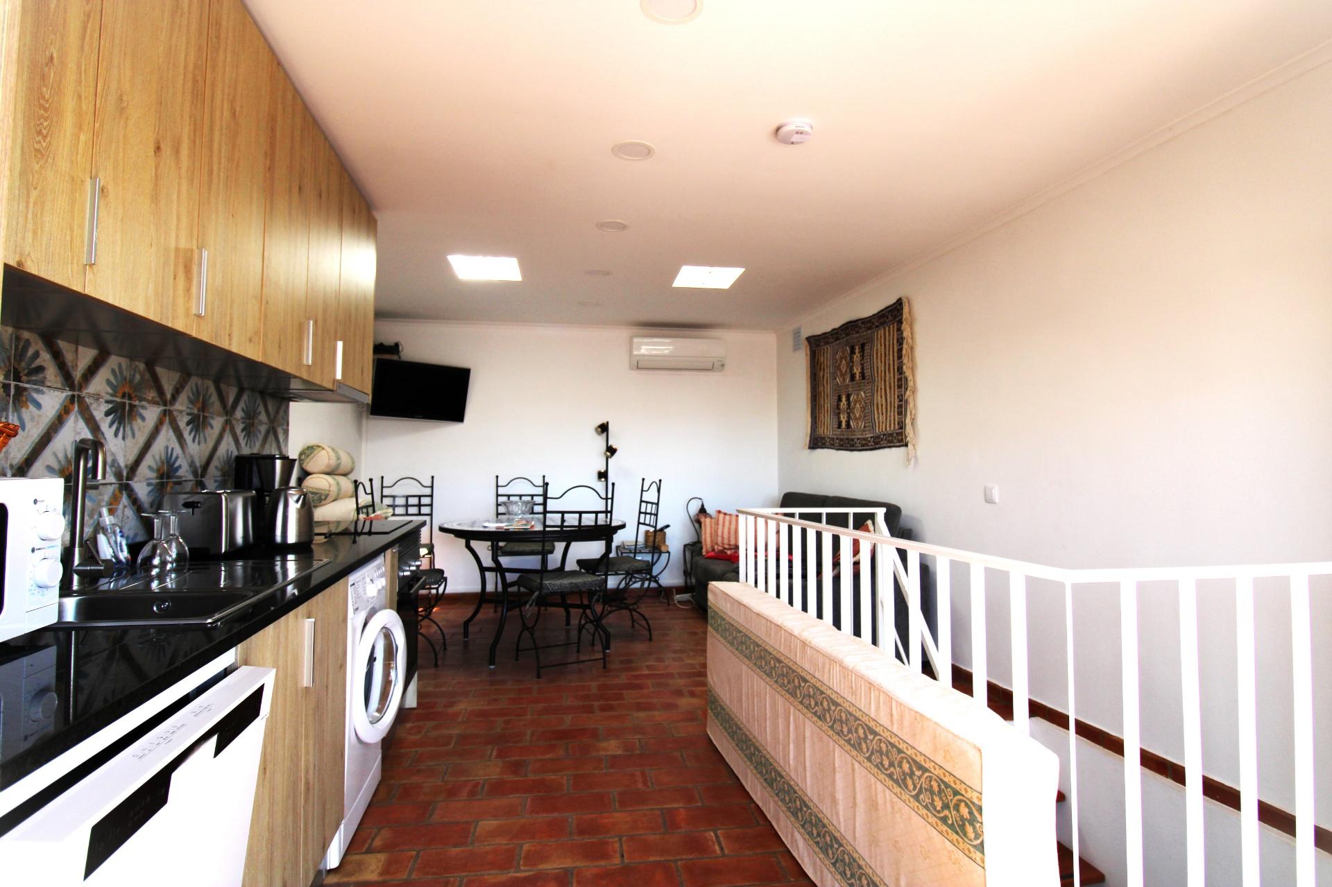Moradia T2, renovada, baixa olhão