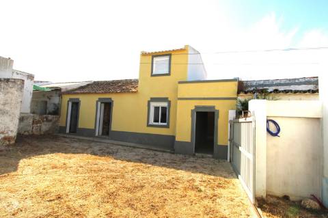 Moradia V3 com 2 anexos para recuperar - Olhão
