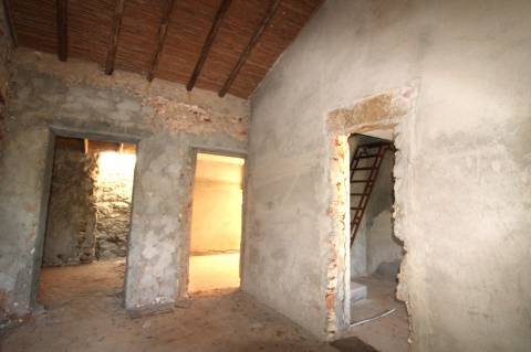 Moradia V3 com 2 anexos para recuperar - Olhão