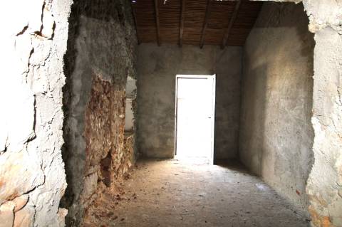 Moradia V3 com 2 anexos para recuperar - Olhão