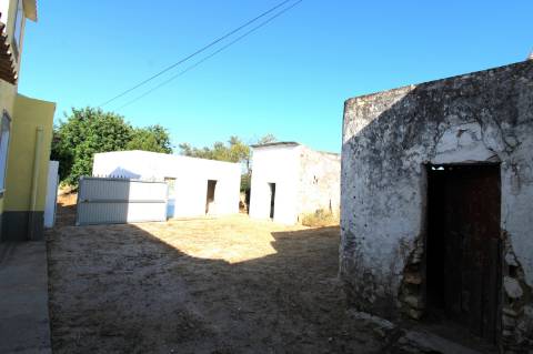 Moradia V3 com 2 anexos para recuperar - Olhão