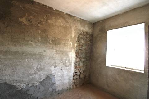 Moradia V3 com 2 anexos para recuperar - Olhão