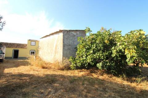 Moradia V3 com 2 anexos para recuperar - Olhão