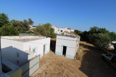 Moradia V3 com 2 anexos para recuperar - Olhão