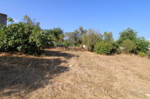 Moradia V3 com 2 anexos para recuperar - Olhão