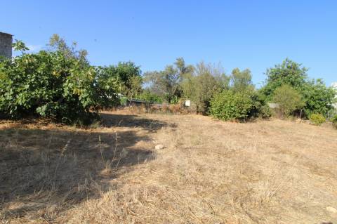 Moradia V3 com 2 anexos para recuperar - Olhão