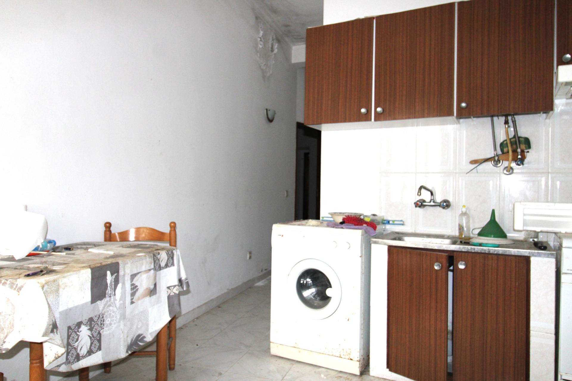 MORADIA EM BANDA, BAIXA OLHÃO , PARA RENOVAR