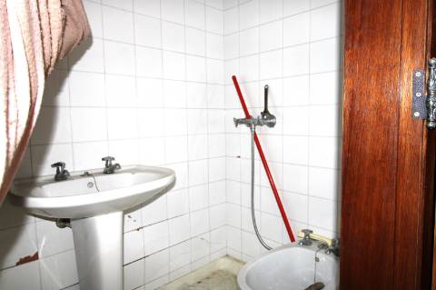 MORADIA EM BANDA, BAIXA OLHÃO , PARA RENOVAR