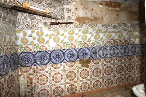 MORADIA EM BANDA, BAIXA OLHÃO , PARA RENOVAR