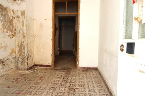 MORADIA EM BANDA, BAIXA OLHÃO , PARA RENOVAR