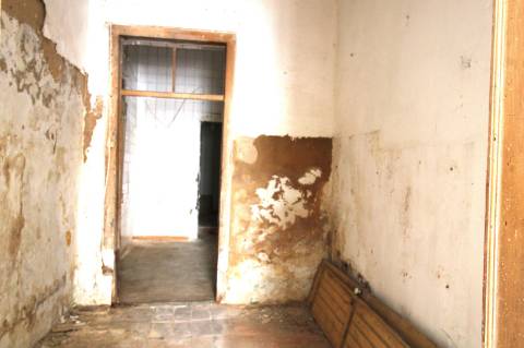 MORADIA EM BANDA, BAIXA OLHÃO , PARA RENOVAR