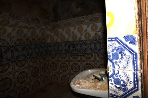 MORADIA EM BANDA, BAIXA OLHÃO , PARA RENOVAR