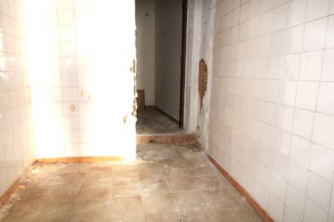 MORADIA EM BANDA, BAIXA OLHÃO , PARA RENOVAR