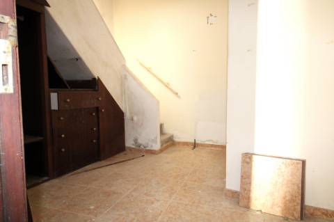 MORADIA EM BANDA, BAIXA OLHÃO , PARA RENOVAR