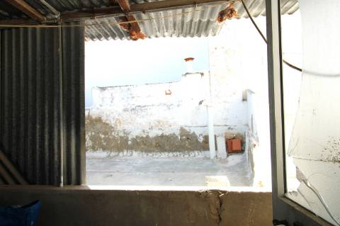 MORADIA EM BANDA, BAIXA OLHÃO , PARA RENOVAR