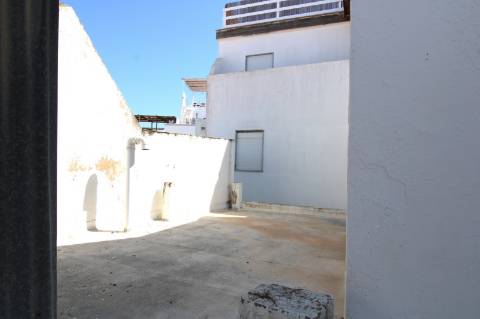 MORADIA EM BANDA, BAIXA OLHÃO , PARA RENOVAR