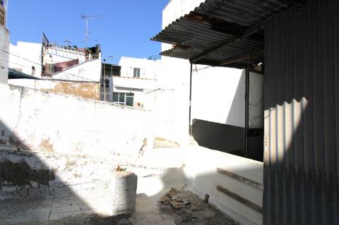 MORADIA EM BANDA, BAIXA OLHÃO , PARA RENOVAR