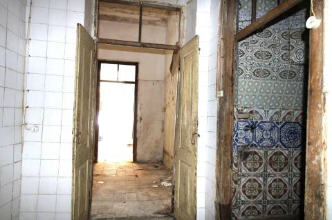 MORADIA EM BANDA, BAIXA OLHÃO , PARA RENOVAR