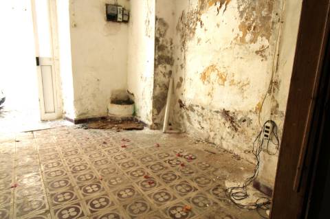 MORADIA EM BANDA, BAIXA OLHÃO , PARA RENOVAR