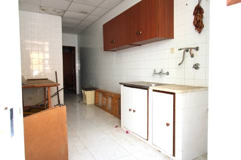 MORADIA EM BANDA, BAIXA OLHÃO , PARA RENOVAR