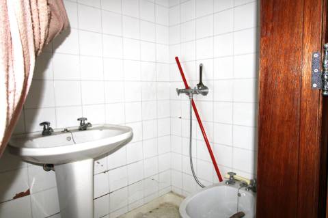 MORADIA EM BANDA, BAIXA OLHÃO , PARA RENOVAR