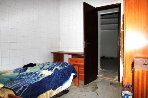 MORADIA EM BANDA, BAIXA OLHÃO , PARA RENOVAR