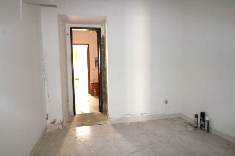 MORADIA EM BANDA, BAIXA OLHÃO , PARA RENOVAR