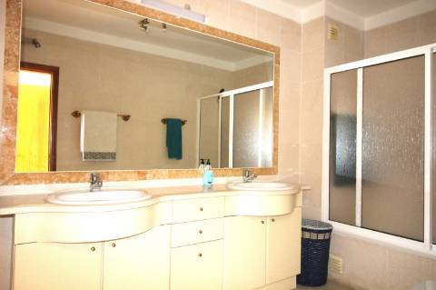 Apartamento para arrendamento anual, T4, Baixa Olhão.