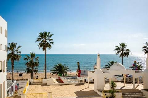 Apartamento T2 Renovado com Vista Mar e Garagem a 50m da Praia - Quarteira