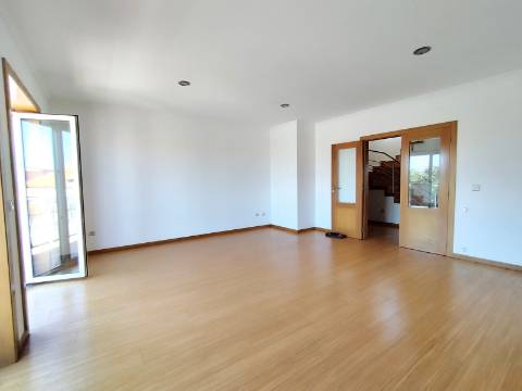 Apartamento T4 Novo com Terraço e Varanda - Vagos