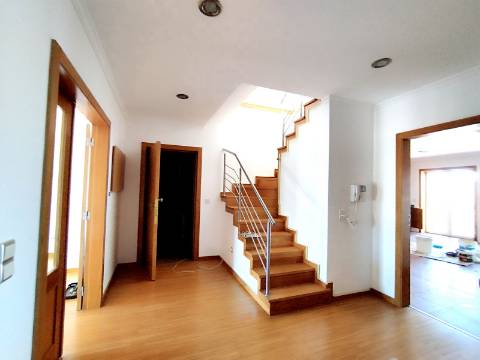 Apartamento T4 Novo com Terraço e Varanda - Vagos