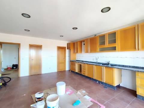 Apartamento T4 Novo com Terraço e Varanda - Vagos