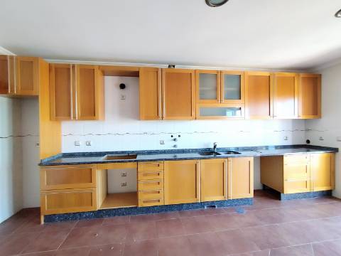 Apartamento T4 Novo com Terraço e Varanda - Vagos