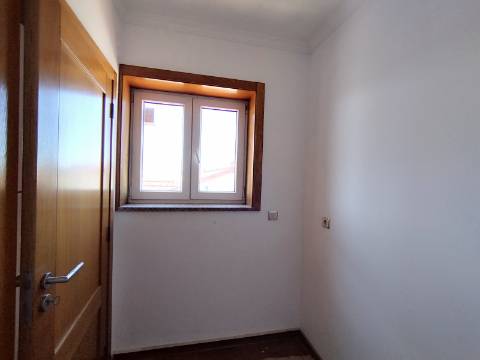 Apartamento T4 Novo com Terraço e Varanda - Vagos