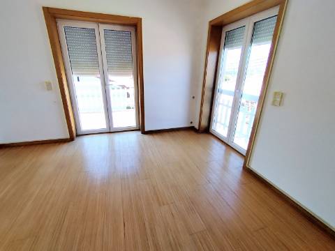 Apartamento T4 Novo com Terraço e Varanda - Vagos