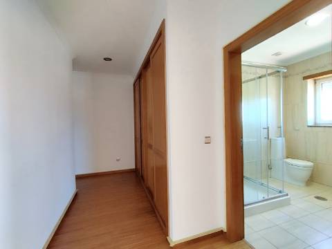 Apartamento T4 Novo com Terraço e Varanda - Vagos