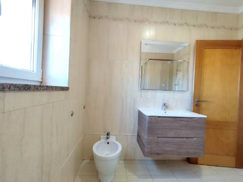 Apartamento T4 Novo com Terraço e Varanda - Vagos