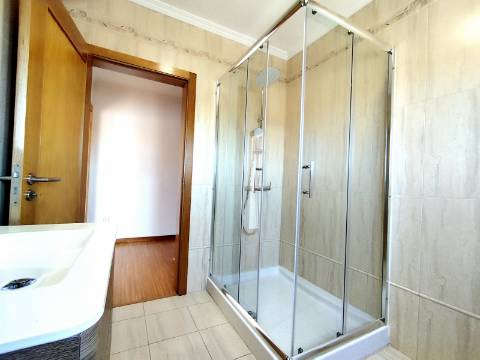 Apartamento T4 Novo com Terraço e Varanda - Vagos