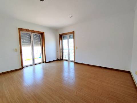 Apartamento T4 Novo com Terraço e Varanda - Vagos