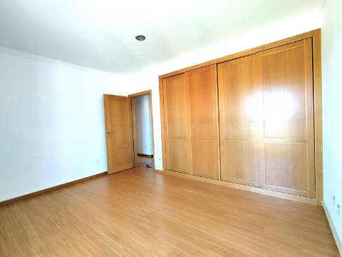 Apartamento T4 Novo com Terraço e Varanda - Vagos