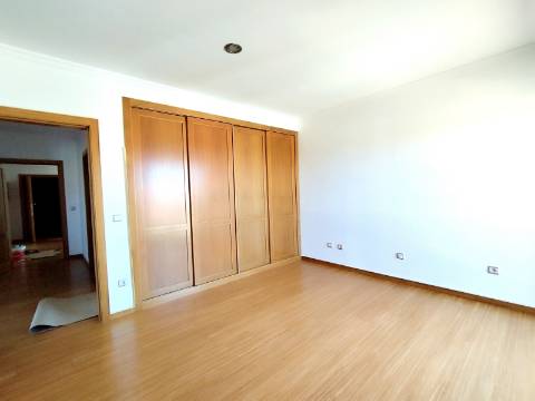 Apartamento T4 Novo com Terraço e Varanda - Vagos