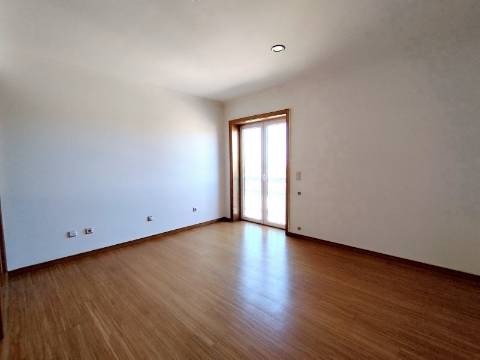 Apartamento T4 Novo com Terraço e Varanda - Vagos