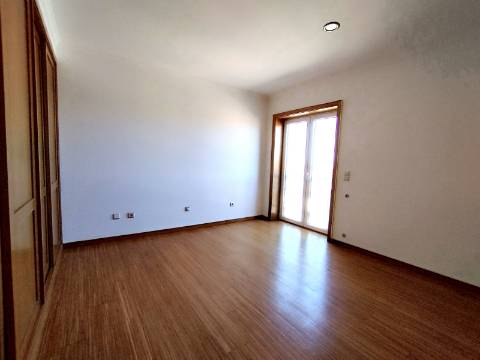 Apartamento T4 Novo com Terraço e Varanda - Vagos