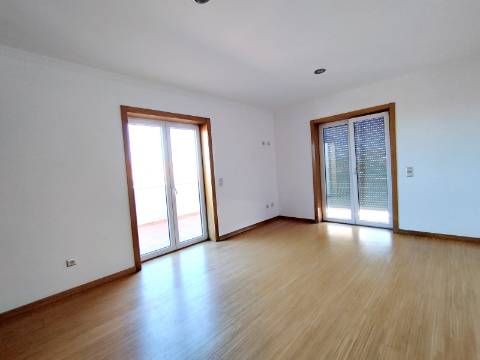 Apartamento T4 Novo com Terraço e Varanda - Vagos